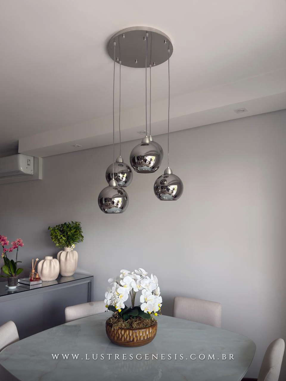 Lustre Pendente Sarvah 5 Globos em cozinha moderna com design industrial. Lustres G&ecirc;nesis loja online de Lustres e Ilumina&ccedil;&atilde;o Decorativa